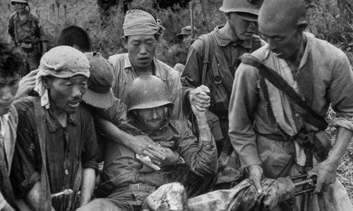 Lính Mỹ bị thương được đồng đội cẩn thận di chuyển bằng cáng.