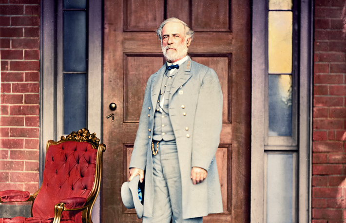 Tướng Robert E. Lee đầu hàng tại làng Appomattox Court House vào tháng 4/1865. Trước đó, tướng Lee không có ý định đầu hàng. Tuy nhiên, sau trận chiến với tướng Ulysses S. Grant thuộc quân đội Liên bang miền Bắc trong Nội chiến Mỹ, tướng Lee đã nhận ra cuộc chiến này đã đi đến hồi kết và phía ông không còn khả năng thắng trận.