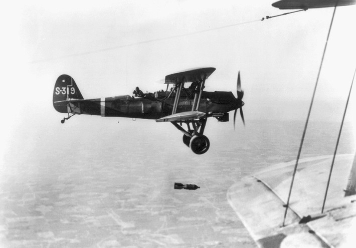 Máy bay của quân đội Nhật Bản thả bom tấn công các mục tiêu ở Trung Quốc năm 1937.