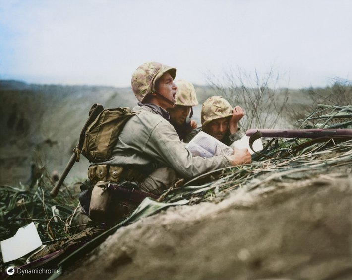 Ảnh chụp binh sĩ tại trận chiến Iwo Jima (từ 19/2 – 26/3/1945) giữa Mỹ và Nhật Bản. Đây là một trong những trận chiến đẫm máu nhất trong giai đoạn Chiến tranh thế giới 2. Kết thúc trận chiến, Mỹ giành chiến thắng nhưng có đến 6.821 lính tử trận. Phía Nhật Bản mất 18.844 binh sĩ.