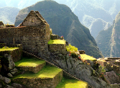 Machu Picchu được mọi người biết đến với tên gọi "Thành phố đã mất của người Inca". Thành phố cổ xưa này nằm ở độ cao 2.430m so với mực nước biển, trên một ngọn núi có chóp nhọn ở Urubamba, Peru.