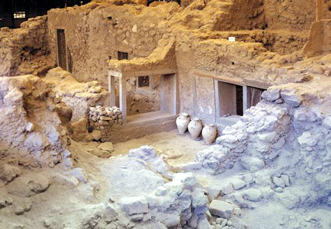 Akrotiri là cái nôi của nền văn minh Minoa ở đảo Crete trong vùng biển Aegean. Thành phố này phát triển phồn thịnh nhất là vào khoảng năm 2700 TCN tới năm 1450 TCN. Vào khoảng 1500 TCN, Akrotiri bị núi lửa xóa sổ.