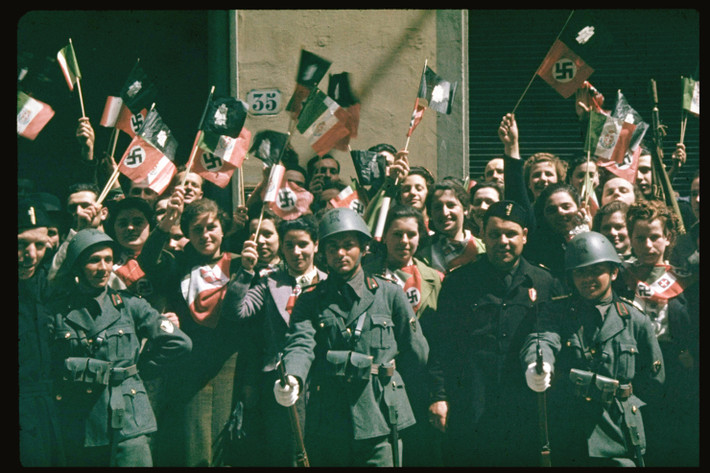 Đám đông ở Florence, Italy đứng hai bên đường chào đón Hitler sang thăm Italy năm 1938.