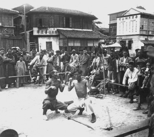 Hai người đàn ông trổ tài biểu diễn, tạo tiếng cười cho người xem.
