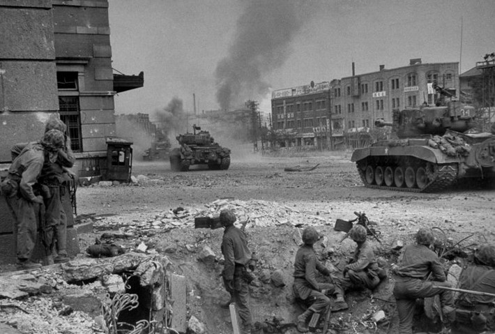 Cuộc chiến tranh ác liệt diễn ra ở bán đảo Triều Tiên năm 1950, với sự hiện diện của nhiều phương tiện chiến đấu hiện đại. Nhiều con đường bị phá hủy do bom đạn ngày đêm trút xuống.