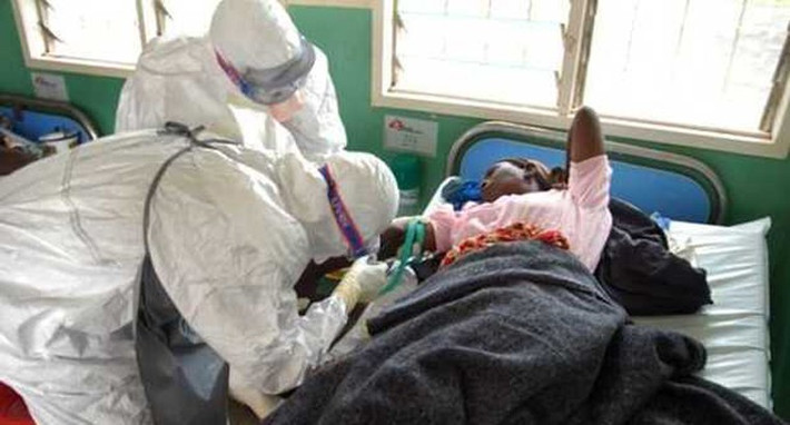Theo các tài liệu y tế, trường hợp nhiễm Ebola đầu tiên được xác định là vào ngày 26/8/1976 tại một ngôi làng hẻo lánh, cách sông Ebola, Cộng hòa Congo khoảng 96 km về phía Nam.