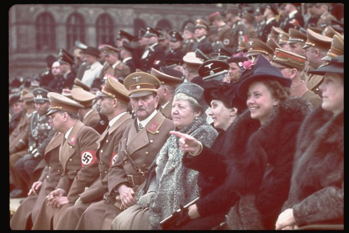 Những quan chức cấp cao và khách mời danh dự tham dự tiệc mừng sinh nhật lần thứ 50 của Hitler.