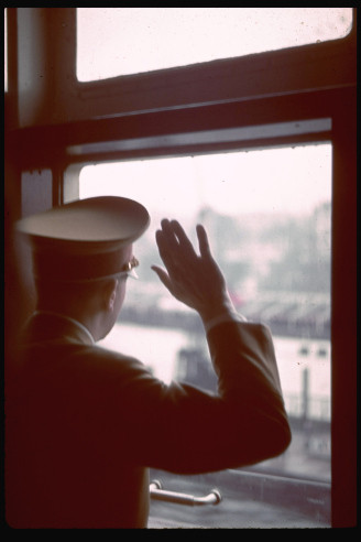 Ảnh chụp Hitler từ bên trong tàu Robert Ley.