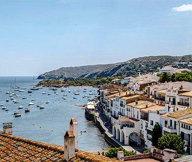 Làng Cadaqués ở Tây Ban Nha đứng ở vị trí thứ 8 trong danh sách top 10 làng chài ven biển đẹp nhất thế giới. Nơi đây nổi bật với các ngôi nhà được sơn màu trắng, đường bờ biển lát đá...