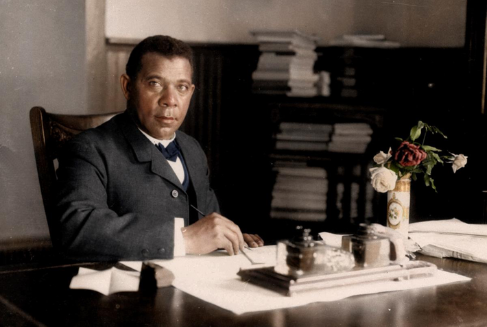 Ảnh chụp nhà sư phạm người Mỹ gốc Phi nổi tiếng hồi thế kỷ 19 Booker T. Washington tại văn phòng làm việc ở Học viện Tuskegee. Ông là nhà hoạt động dân quyền, chính trị gia và từng làm cố vấn cho một số tổng thống Mỹ.