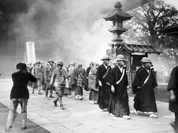 Một nhóm nhà sư ở ngôi đền Big Asakusa đeo mặt nạ phòng độc trong buổi diễn tập cuộc tấn công giả định vào Tokyo, Nhật Bản ngày 30/5/1936.