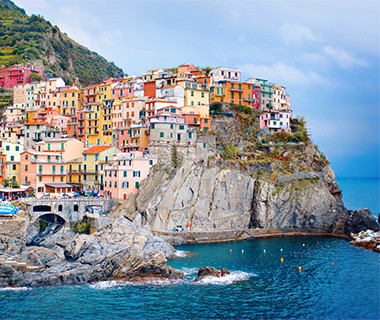 Thị trấn xinh đẹp Manarola ở Italy nổi bật với những ngôi nhà được xây dựng bên vách đá hướng ra biển, tạo nên cảnh đẹp tuyệt vời.