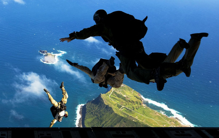 Lính đặc nhiệm SEAL tham gia huấn luyện nhảy dù ở Hawaii.