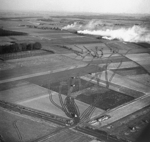 Ảnh chụp từ trên cao xe tăng bọc thép của quân đội Mỹ ở Rhine năm 1945.