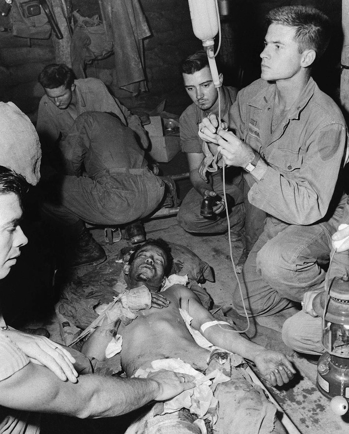 Lính quân y Mỹ truyền huyết tương cho binh sĩ Mỹ bị thương do súng cối ngày 11/9/1952.