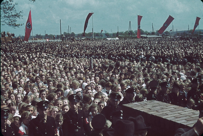 Nhiều người tham dự sự kiện của Hitler tại nhà máy Volkswagen.