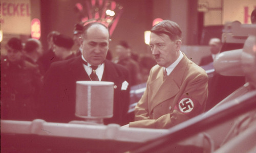Trùm phát xít Hitler tại Triển lãm ô tô quốc tế tại Berlin năm 1939.