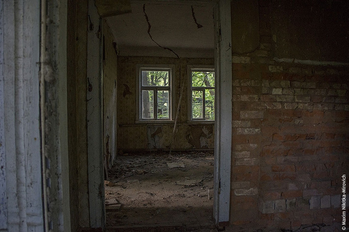 Thời gian đã khiến các ngôi nhà ở Pripyat xuống cấp nghiêm trọng.