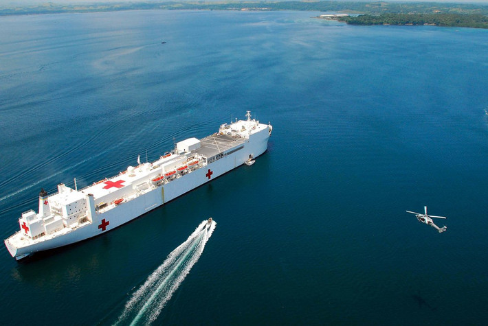 Máy bay trực thăng Seahawk của Hải quân Mỹ quay trở lại tàu bệnh viện USNS Mercy sau khi hoàn thành một sứ mệnh nhân đạo ở Thái Bình Dương năm 2008.