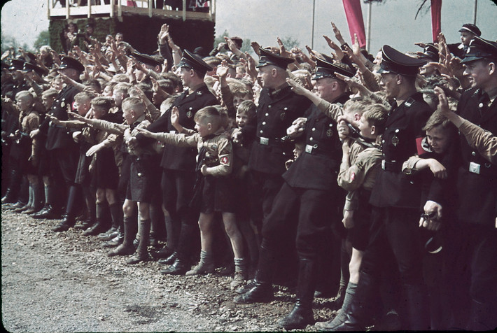 Trẻ em tham gia sự kiện có sự hiện diện của Hitler.