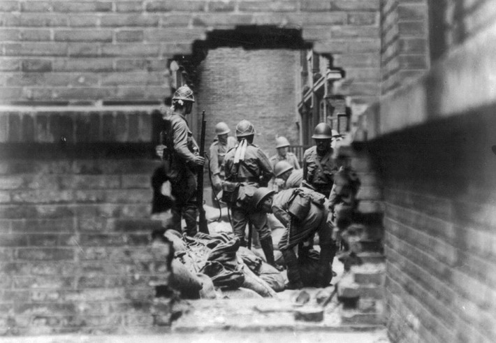 Lính Nhật Bản chiến đấu trên đường phố Thượng Hải năm 1937. Cuộc chiến tranh khốc liệt ở thành phố này diễn ra từ tháng 8 - 11/1937, với sự tham gia của gần 1 triệu binh sĩ.