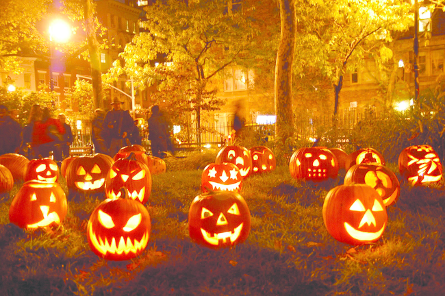 4. Những người nhập cư châu Âu đã mang Halloween đến Bắc Mỹ để ăn mừng vụ mùa bội thu. Họ tổ chức ngày hội này bên một đống lửa, chia sẻ những câu chuyện ma quái, ca hát, nhảy múa...