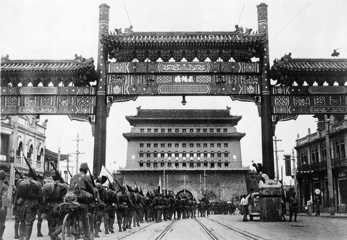 Hình ảnh đầu tiên chụp quân đội Nhật Bản ở Bắc Kinh ngày 13/8/1937.