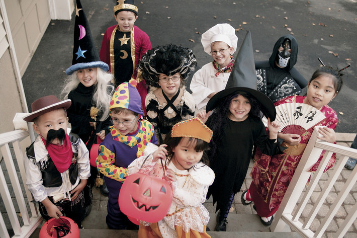 36 triệu trẻ em ở Mỹ độ tuổi từ 5 - 13 tham gia chơi trò Treat or Trick (Cho kẹo hay bị ghẹo)thành từng nhóm.