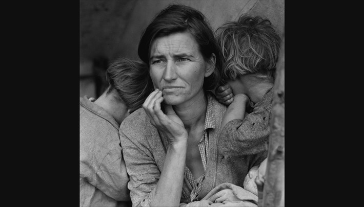 Nữ nhiếp ảnh gia Dorothea Lange đã chụp được bức ảnh quý giá phản ánh sâu sắc thực trạng của thời kỳ Đại suy thoái ở Mỹ có tên "Migrant Mother" (Người mẹ di cư). Trong ảnh là Florence Owens Thompson, 32 tuổi với gương mặt in hằn nỗi lo lắng, ưu tư bên các con nhỏ ở một trang trại tạm bợ ở Nipomo, California, Mỹ đầu năm 1936.