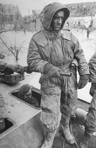 Gương mặt mệt mỏi, đăm chiêu của một binh sĩ Canada tại chiến trường Hà Lan năm 1945. Nơi đây vừa bị một trận lũ hoành hành, khiến xung quanh ngập sâu trong nước.