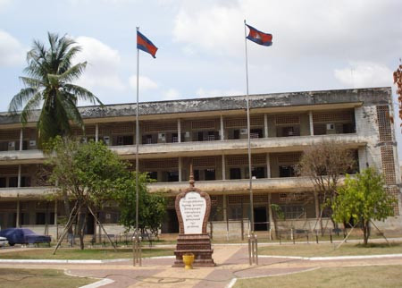 Nhà tù Tuol Sleng có mật danh là S-21, nằm giữa trung tâm thủ đô Phnom Penh. Trước khi trở thành nhà tù rùng rợn, nơi đây từng là một trường trung học.