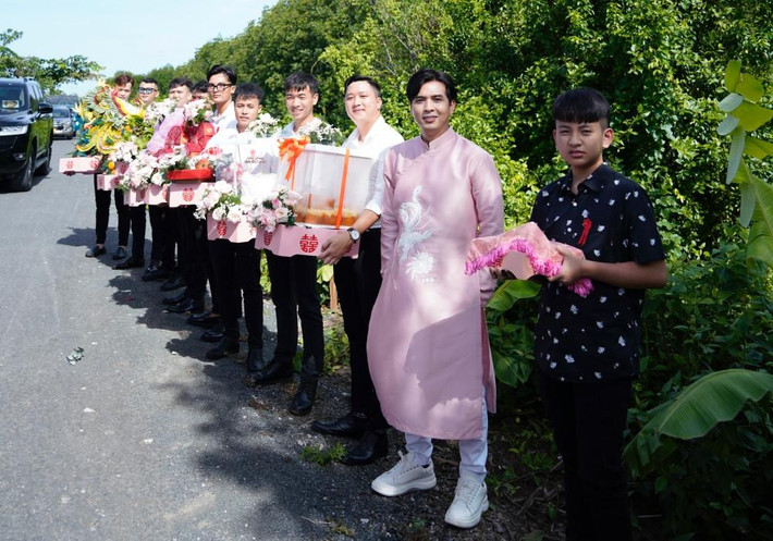 áng 2/8, lễ ăn hỏi của Hồ Quang Hiếu - Tuệ Như diễn ra tại trị trấn Năm Căn, Cà Mau – quê nhà cô dâu. Từ 7 giờ sáng, nam ca sĩ cùng gia đình và dàn bê tráp 8 người xuất phát từ TP.Cà Mau mang sính lễ sang nhà gái.
