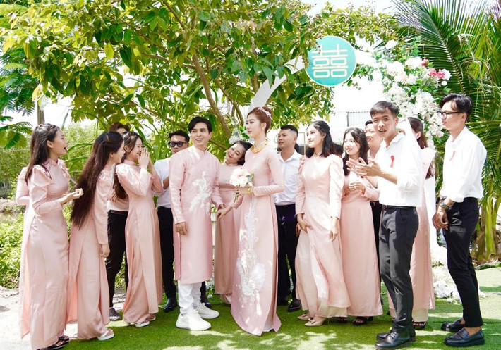 ặp đôi hạnh phúc bên dàn phù dâu và phù rể. Hồ Quang Hiếu cho biết từng được vợ đưa về Cà Mau chơi và ăn uống cùng gia đình, bạn bè. Anh thấy hòa đồng, hợp tính nên không thấy bỡ ngỡ khi về làm rể miệt vườn.