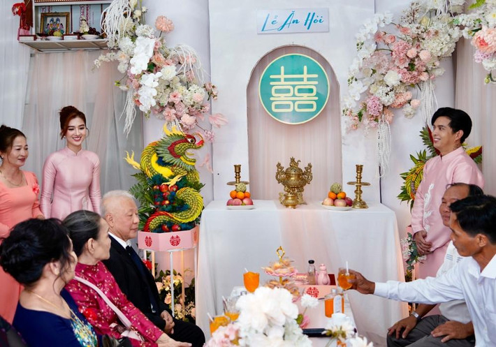 hoảng 9 giờ, nhà trai đến nhà gái. Đại diện gia đình hai bên thực hiện các nghi thức lễ truyền thống.