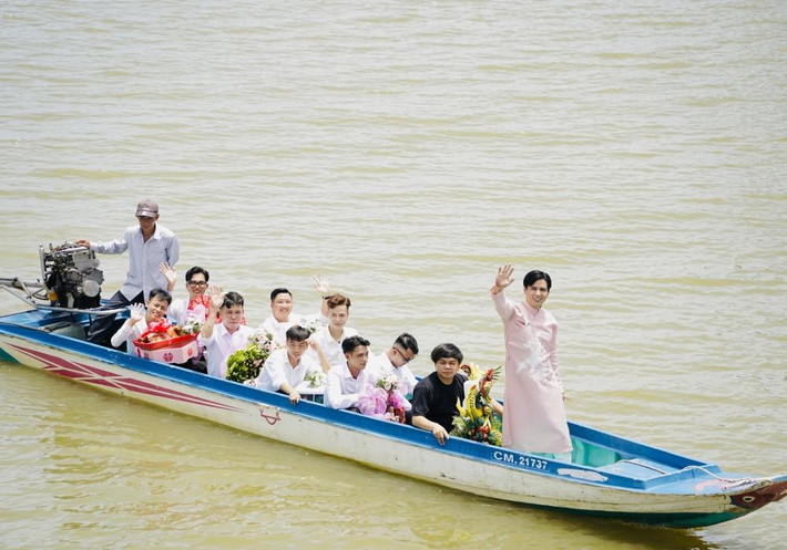o nhà gái cách một con sông lớn nên họ nhà trai phải ngồi ghe sang sông. Đoàn di chuyển hơn 1 giờ để kịp đến nơi đúng giờ đẹp. Hồ Quang Hiếu nói anh thức trắng đêm vì hồi hộp.