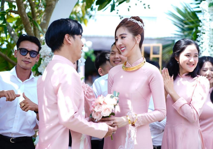 uệ Như nói do còn trẻ nên đôi lúc suy nghĩ chưa thấu đáo. Cô cảm ơn chồng vì luôn kiên nhẫn giúp mình hiểu vấn đề để cả hai cùng cố gắng.