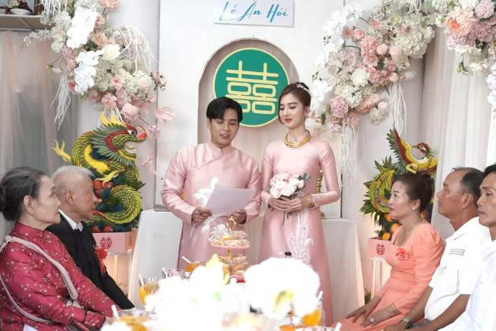 au khi làm lễ, Hồ Quang Hiếu đọc “Lời hứa trước hôn nhân” do anh tự viết. Theo ca sĩ, các điều khoản như lời nhắc nhở anh phải luôn làm tốt vai trò người chồng, người bố trong cuộc sống gia đình.