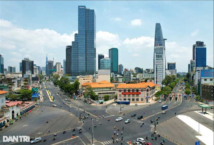 Nhà ga ngầm tuyến metro số 1 Bến Thành - Suối Tiên cũng được xây dựng dưới tuyến đường này. Suốt 8 năm qua, tuyến đường được rào chắn để làm công trường và mới được hoàn trả lại mặt bằng vào dịp 30/4 năm nay. Từ đó, giá thuê mặt bằng cũng "leo thang".