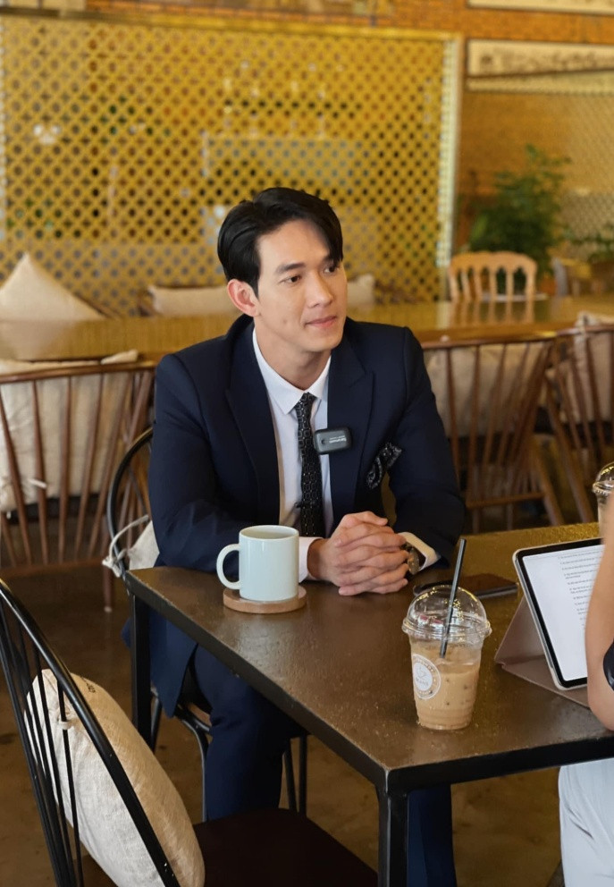 Song Luân tập trung khi nhận lời phỏng vấn truyền thông.