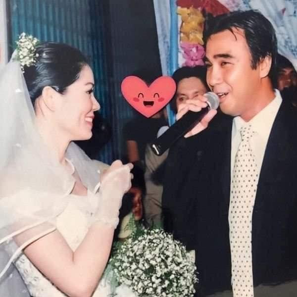 Cô dâu Dạ Thảo xinh đẹp trong bộ váy cưới màu trắng đến tận bây giờ, thiết kế hay cách trang điểm, làm tóc của vợ Quyền Linh vẫn chẳng hề lỗi mốt. Chú rể bảnh bao trong bộ suit trắng khoe vẻ ngoài điển trai như tài tử. Cô dâu được rước bằng xích lô xịn mịn.
