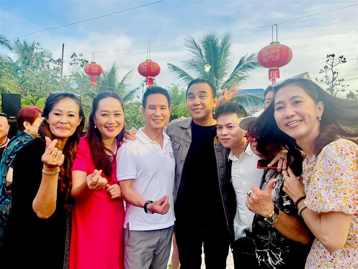 Mới đây, trên trang cá nhân, ca sĩ, diễn viên Lý Hải đăng tải loạt ảnh vui vẻ bên MC Quyền Linh và bạn bè trong buổi họp lớp. Nam ca sĩ tâm sự, dù ra trường đã lâu, có người theo nghệ thuật, người theo đuổi ngành nghề khác, nhưng tất cả vẫn là bạn bè và từng có quãng thời gian tuyệt vời bên nhau.