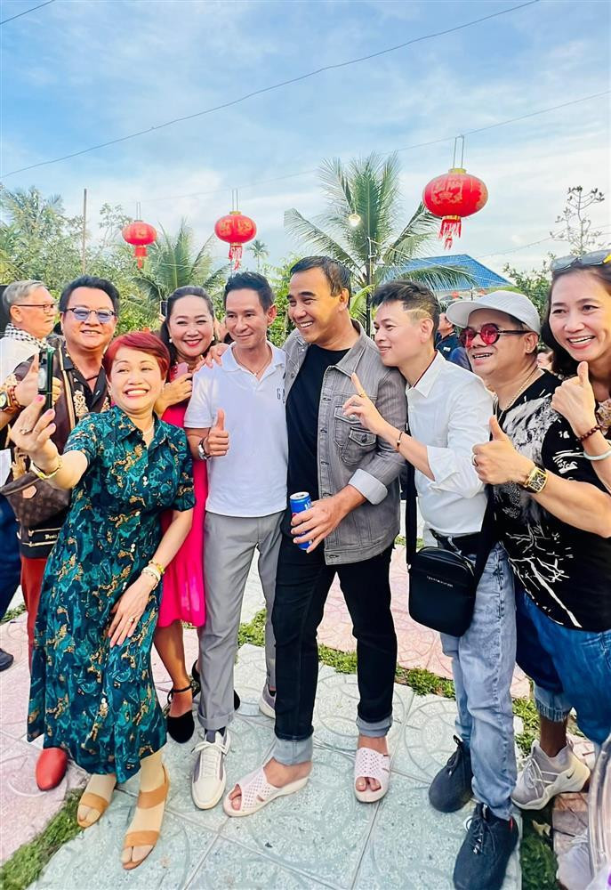 "Ra trường đã lâu, có bạn theo nghệ thuật, cũng có bạn làm nghề khác, nhưng dù ở đâu hay làm nghề gì, chúng ta vẫn là những người bạn. Những ký ức tuổi học trò 'nhất quỷ, nhì ma' sẽ là những kỷ niệm tuyệt đẹp không bao giờ quên.