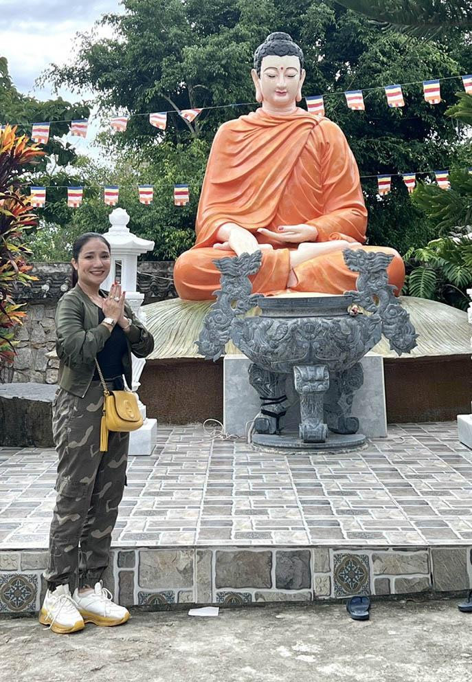 MC Cát Tường đi chùa cầu bình an trong dịp lễ Vu Lan.