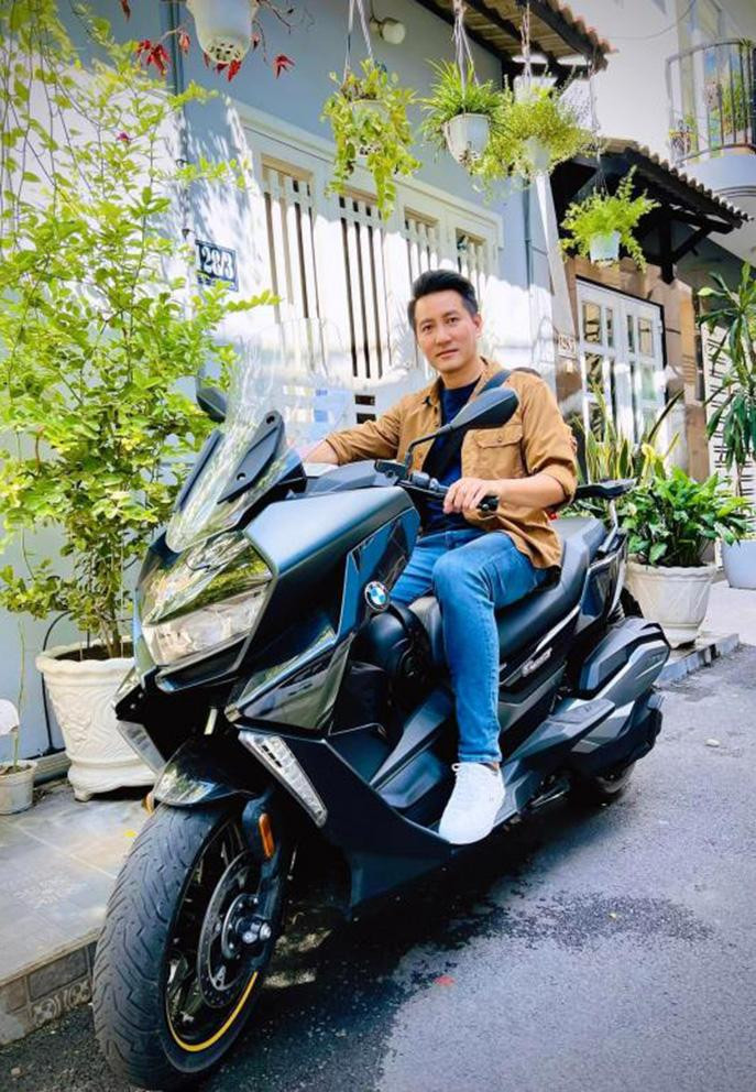 Nguyễn Phi Hùng phong độ bên chiếc mô tô kiểu dáng ngầu.