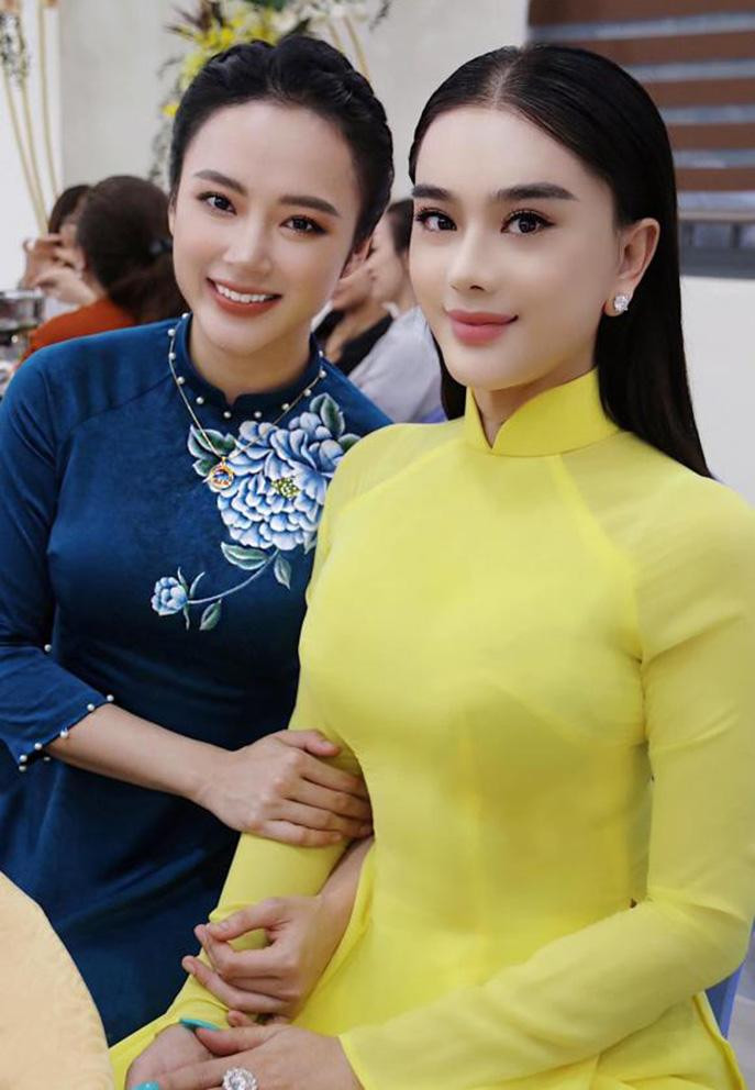 Lâm Khánh Chi cùng đàn em Angela Phương Trinh diện áo dài đi chùa ngày rằm.