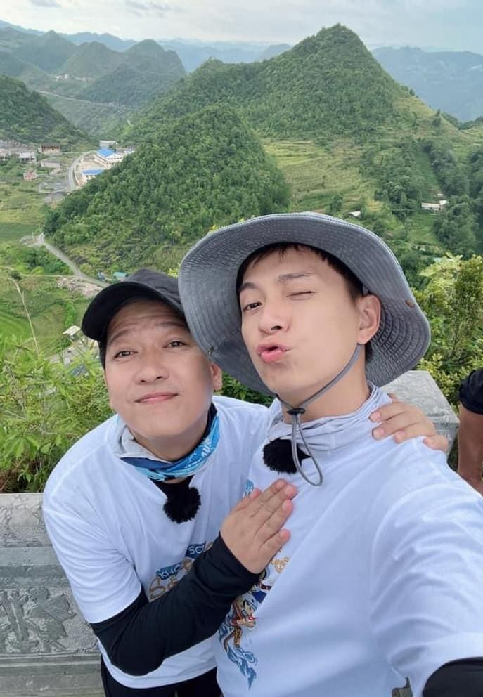 Trường Giang chụp ảnh cùng Ngô Kiến Huy trong chuyến ghi hình show.
