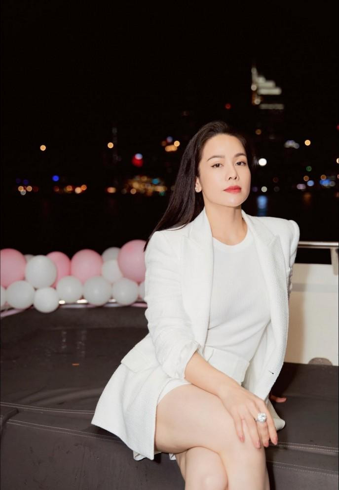 Nhật Kim Anh tạo dáng trên du thuyền dạo sông Sài Gòn, bày tỏ vẫn độc thân.