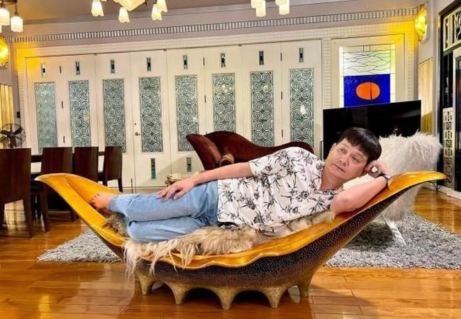 NSƯT Hữu Châu gây cười với kiểu tạo dáng "Nàng tiên cá".