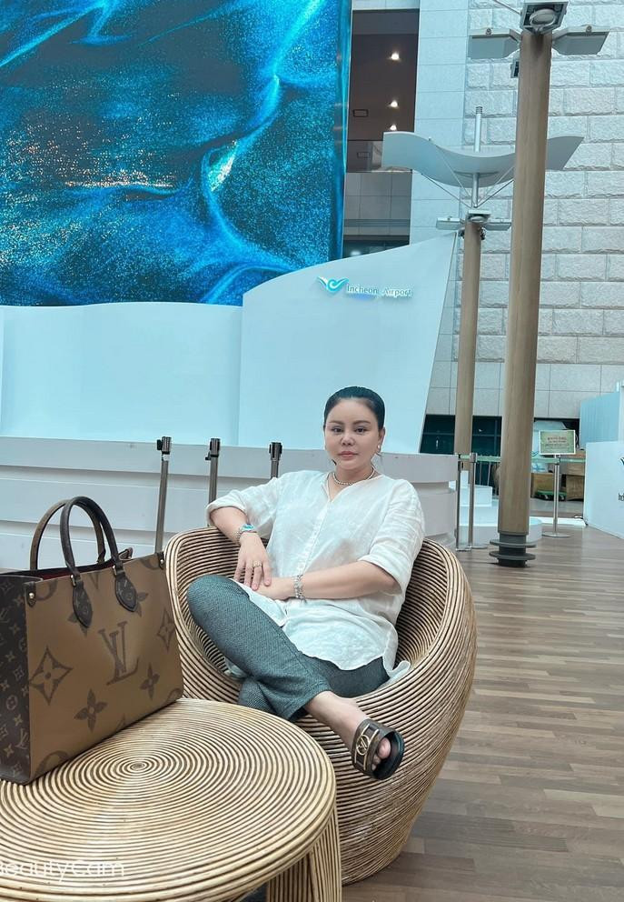 Lê Giang đến Hàn Quốc khám bệnh sau thời gian làm việc xuyên suốt.
