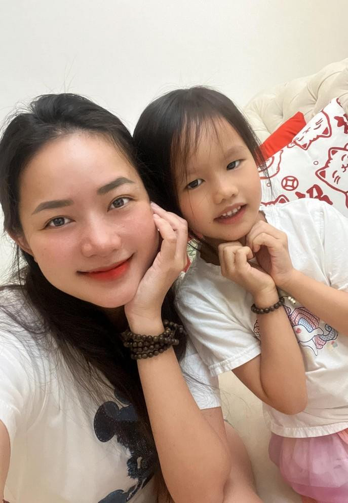 Phan Như Thảo bị bạn bè trêu "đẻ thuê" vì con gái Bồ Câu giống hệt ông xã Đức An.